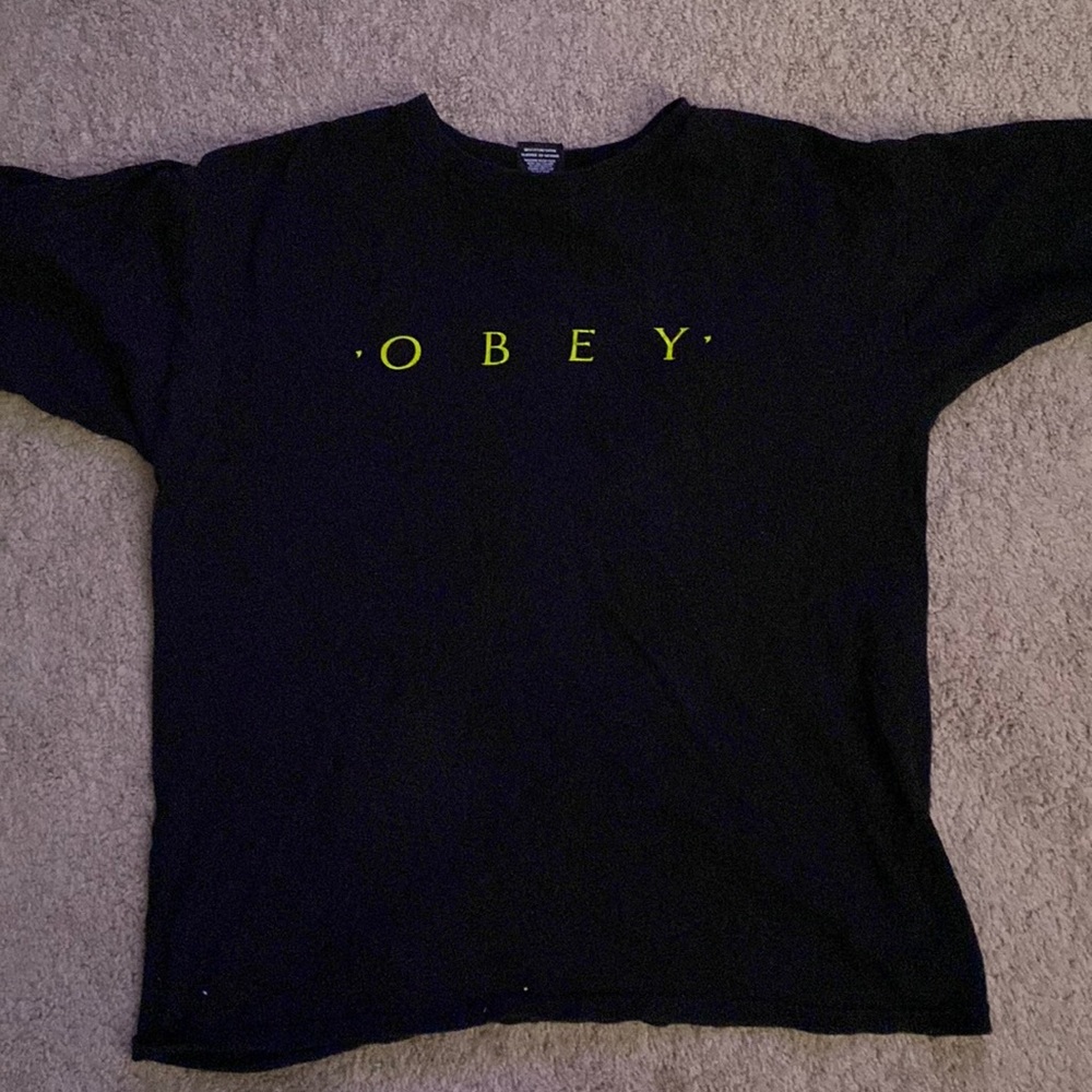 Women’s M Obey shirt